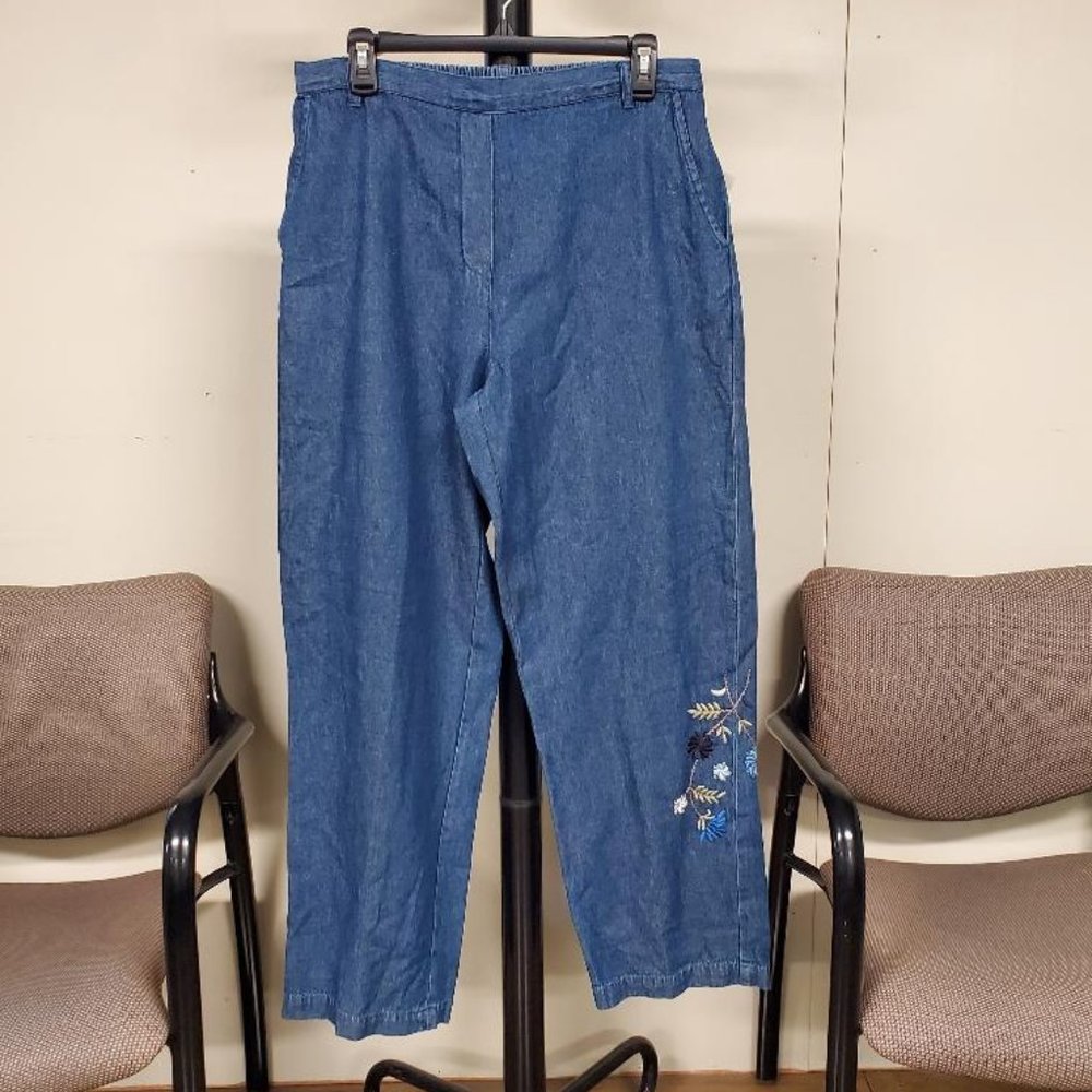 Passports Jeans Sz XL, with flower embroidery.